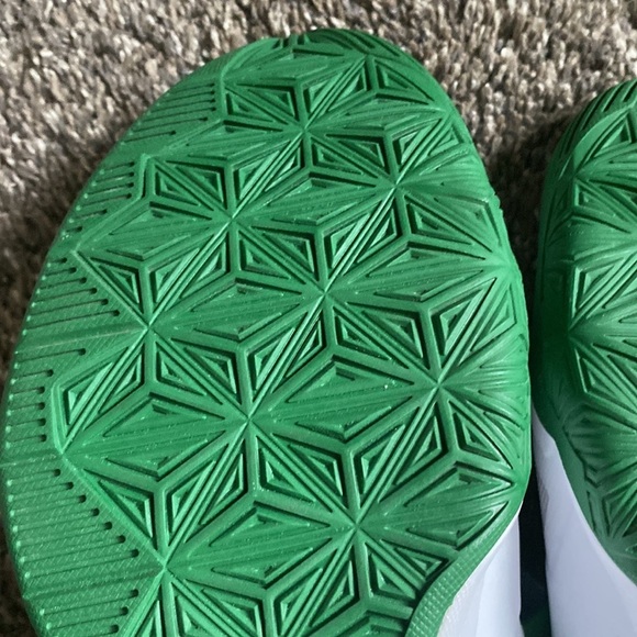 Lebron James Mens Shoes NIKE Basketball White Green Gold Irish 11.5 main image 11